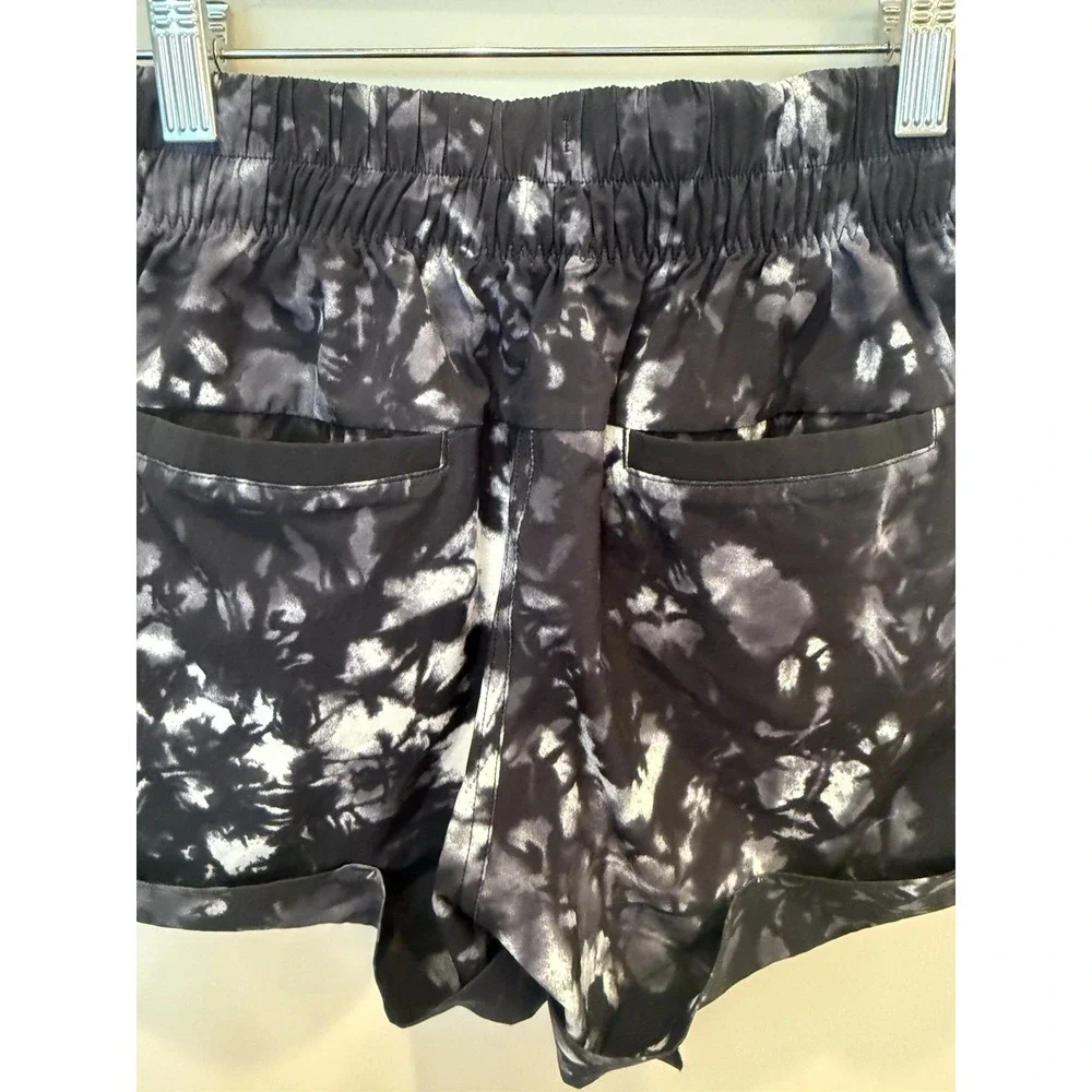 Lululemon Spring Break Away Short II Dusk Dye White Black Women's‎ Size 4
